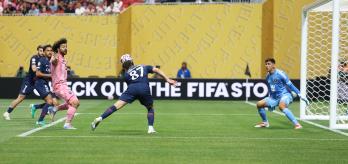 Wide free kicks: Blocking 