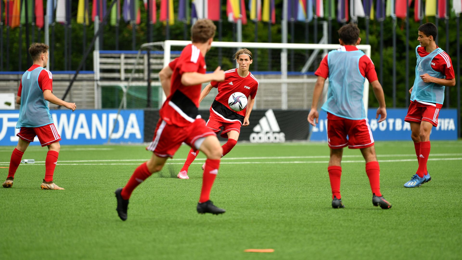 05) Balls behind the defence (Hediger) - FIFA Training Centre