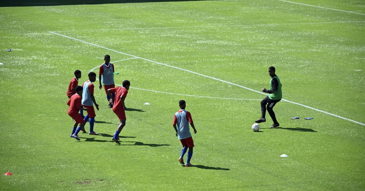 2.2 2-Zone transitional rondo prioritising vertical play - FIFA ...