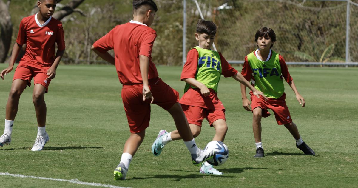 12-5 6v6 plus 2 team game: Initiating the press from a compact block - FIFA  Training Centre