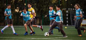 Concours de dribbles avec jeu de petite et de grande taille