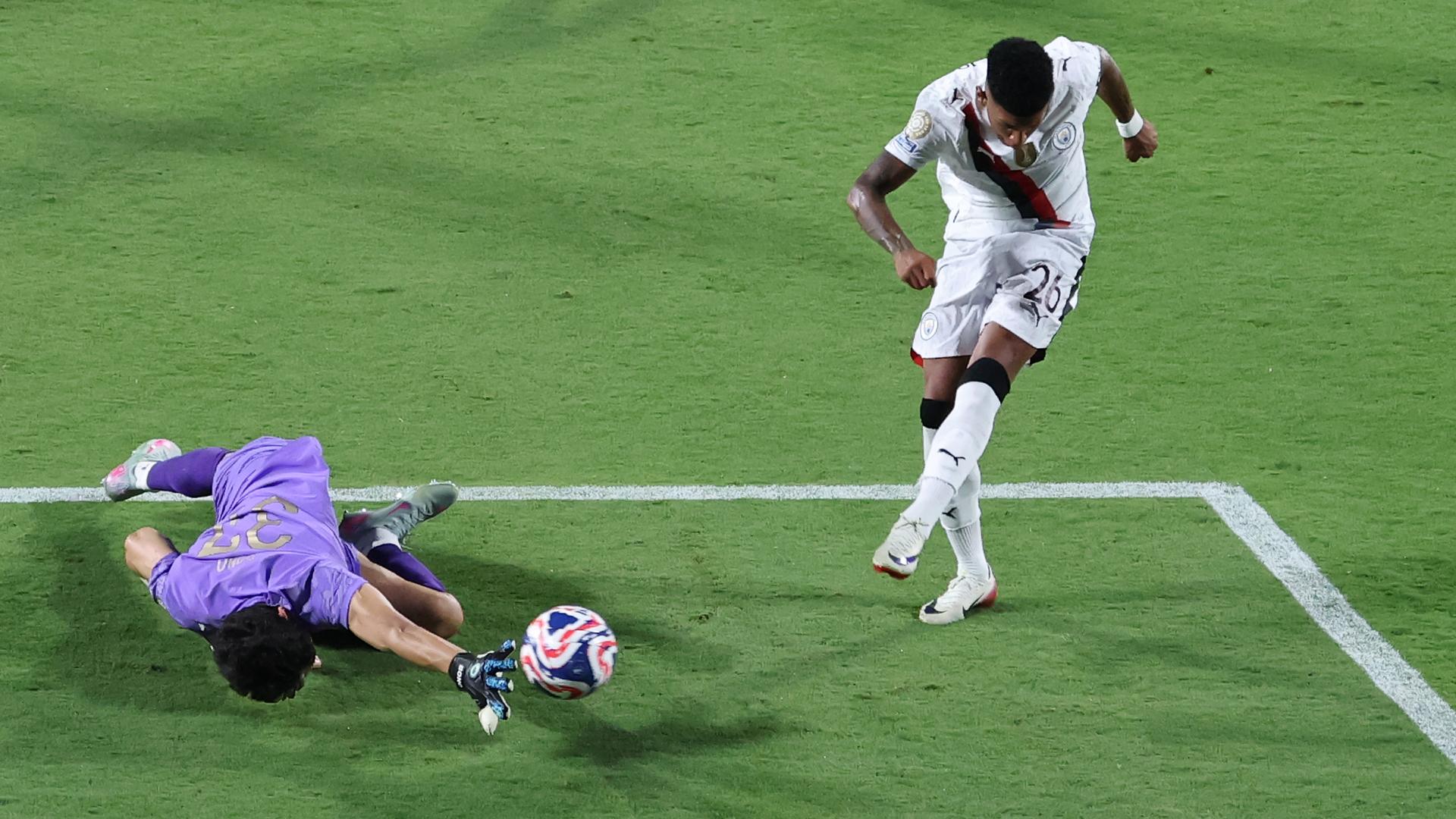 https://www.fifatrainingcentre.com/media/images/tournaments/fcwc/2025-usa/CWC25_Goalkeeping_close_range_saves_Teaser_Image.variant1920x1080.jpg
